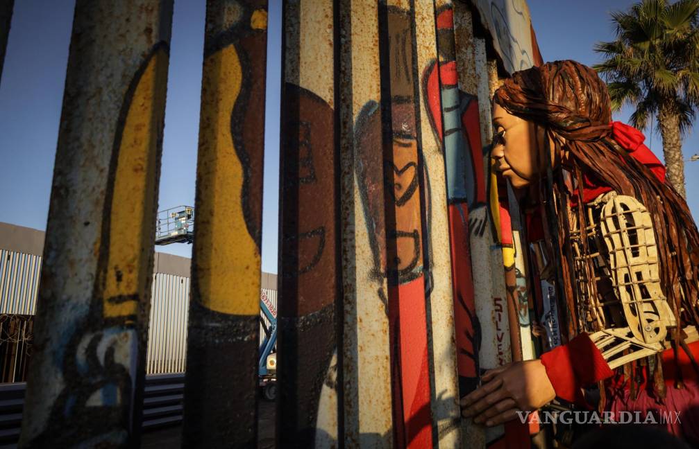 $!La marioneta Amal a su llegada al muro fronterizo en las Playas de Tijuana (México).