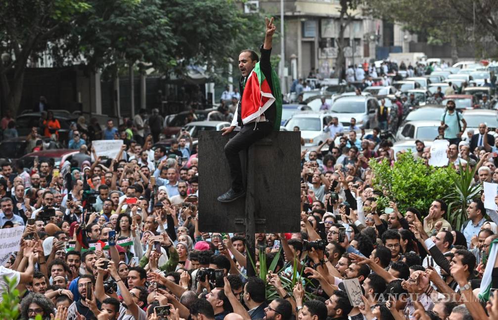 $!Los manifestantes gritan consignas en una protesta en apoyo del pueblo palestino, en El Cairo, Egipto.