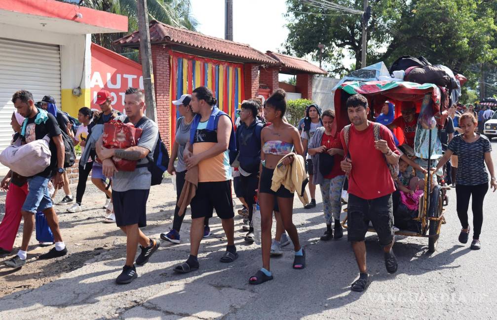 $!Migrantes caminan en caravana rumbo a Estados Unidos, en el municipio de Tapachula en Chiapas (México).