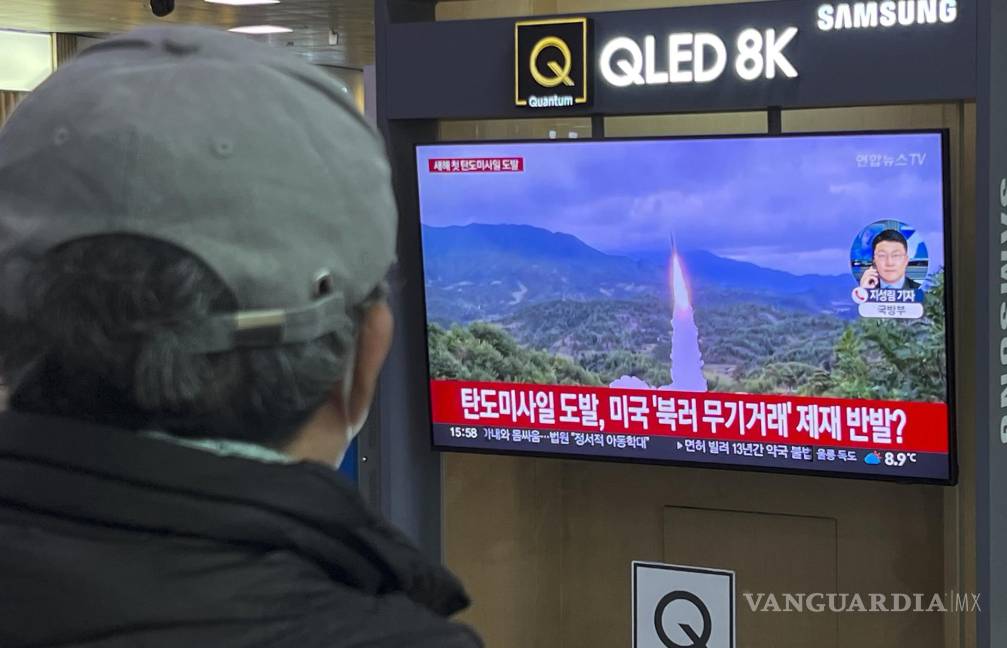 $!Un hombre mira las noticias en Seúl. Según el Estado Mayor Conjunto de Corea del Sur, Corea del Norte lanzó un misil balístico hacia el Mar del Este.