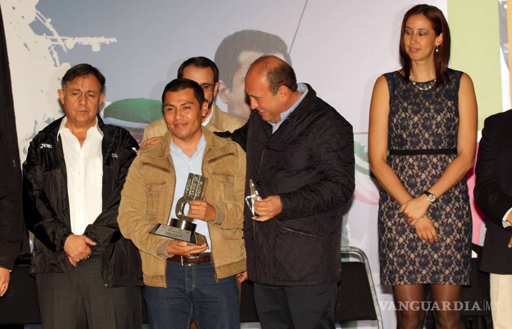 $!Arquero saltillense Iván González recibe el Premio Estatal del Deporte en Coahuila