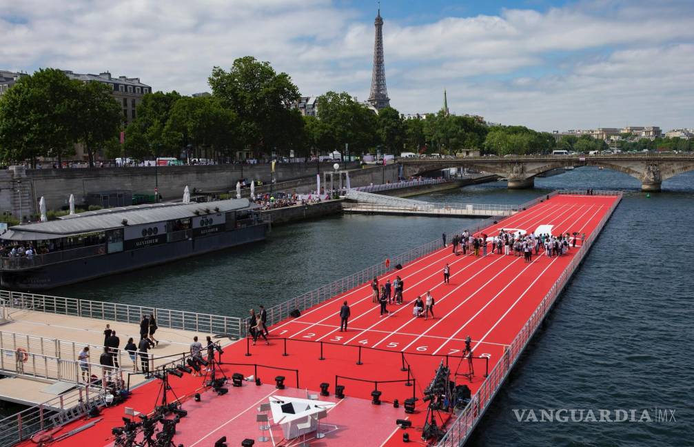 $!El presidente francés, Emmanuel Macron, ha adelantado que la ceremonia inaugural de los Juegos de París 2024 será en el río Sena. EFE/Ian Langsdon