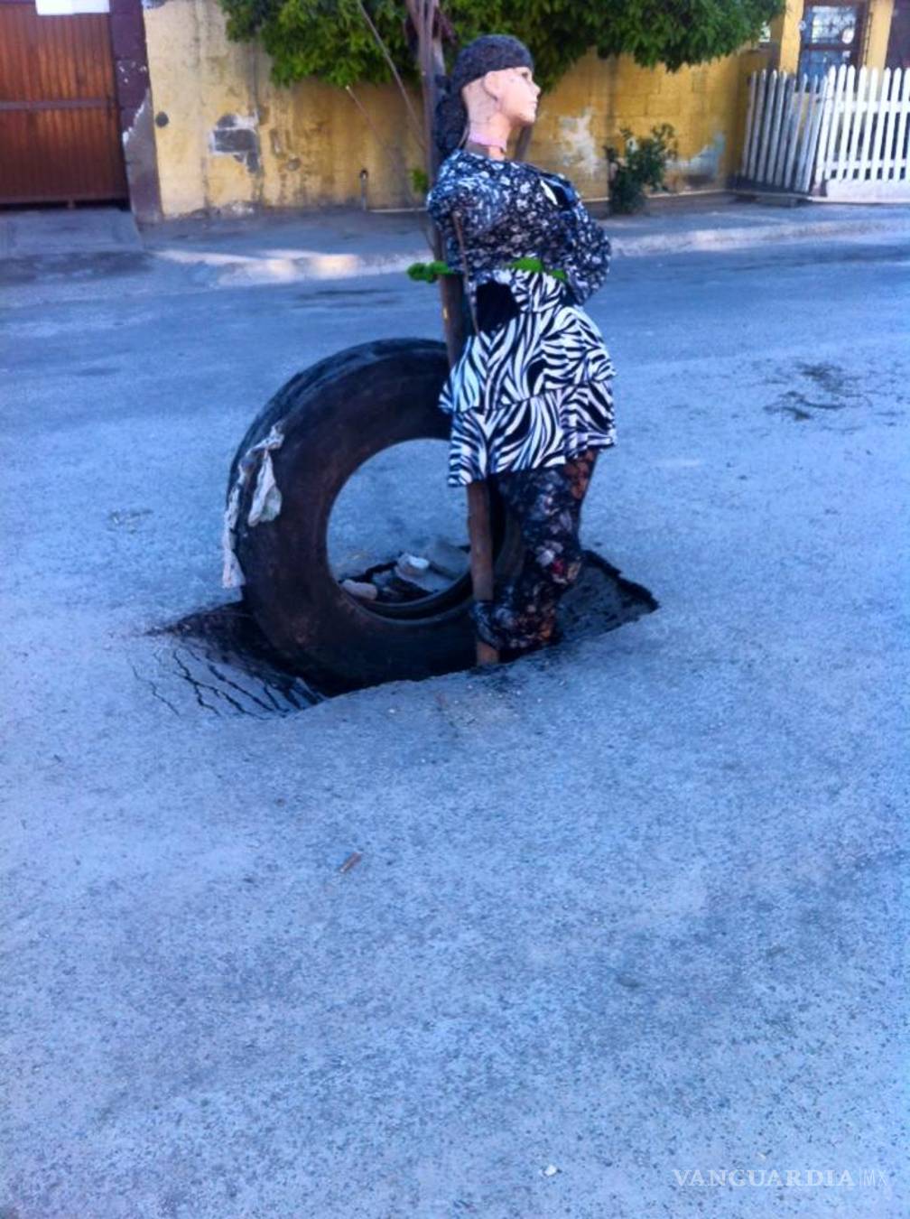 $!Utilizan un maniquí para alertar sobre un bache en Frontera