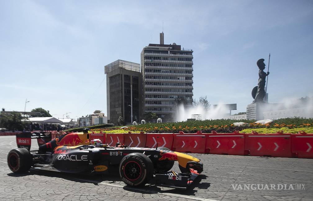 $!Cientos, si no es que miles, se congregaron en la Avenida Vallarta, desde la Glorieta de la Minerva hasta la Plaza Vallarta.