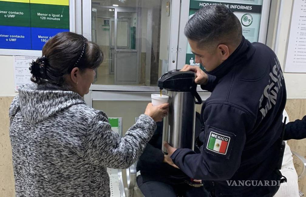 Regalan café y pan policías municipales en el exterior de la Clínica 1 del IMSS de Saltillo