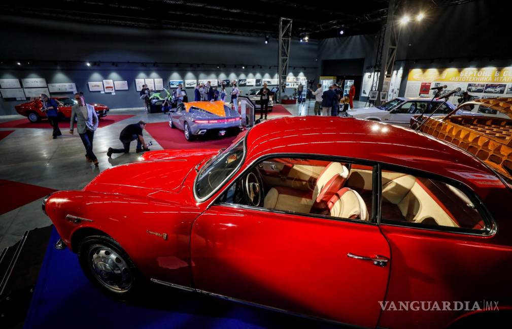 $!Los visitantes miran un Alfa Romeo Guillieta Sprint 1954 diseñado por el diseñador y constructor de automóviles italiano Nuccio Bertone durante la ceremonia de apertura de la exposición ‘100 años de autos de estilo italiano de Nuccio Bertone’ en Moscú, Rusia. EFE/EPA/YURI KOCHETKOV