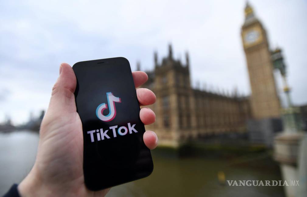 $!El logotipo de Tik Tok en un teléfono inteligente frente al parlamento británico en Londres, Gran Bretaña.