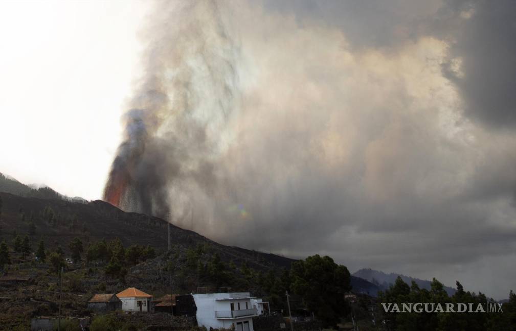 $!Flujos de lava de la erupción de un volcán cerca de El Paso en la isla de La Palma en Canarias, España. AP/Gerardo Ojeda