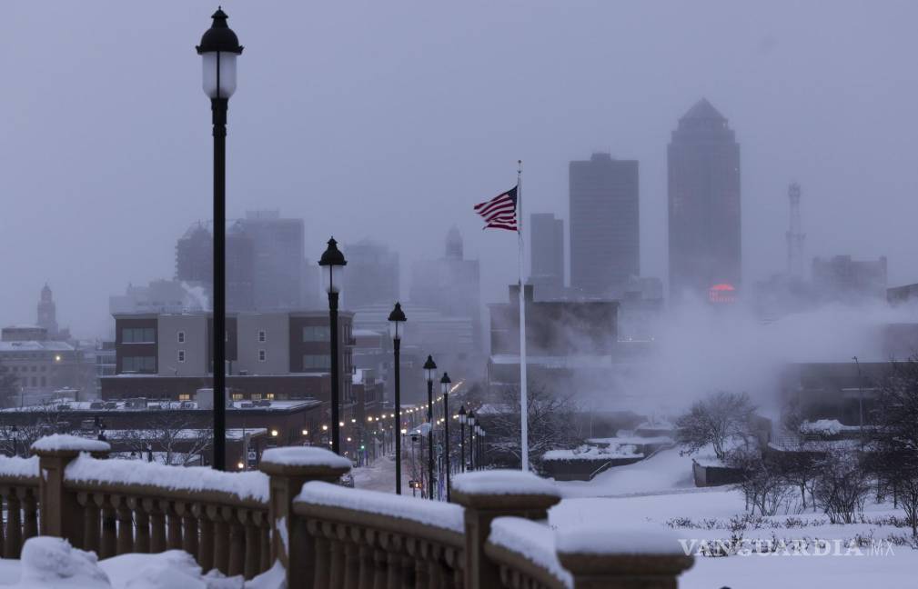 $!Una vista del centro de la ciudad mientras las temperaturas caen a niveles peligrosamente fríos debido a una masa de aire ártico después de una tormenta de nieve ayer en Des Moines, Iowa.