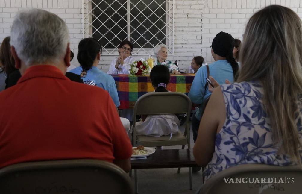 $!Reconocen colonos de Parques de la Cañada a doña Jovita Gutiérrez y Aguilera