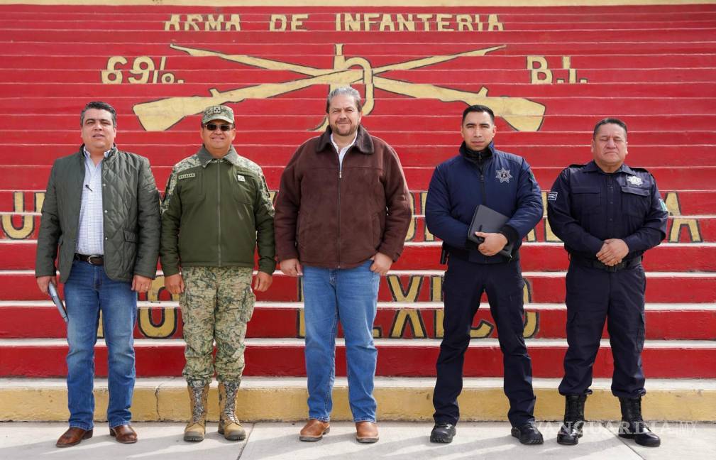 $!El alcalde y colaboradores entablaron diálogo con el teniente coronel Esteban Salazar León.