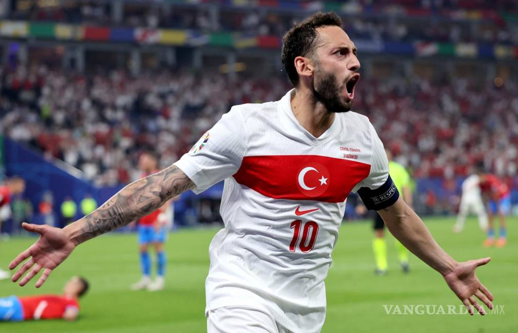 $!Hakan Calhanoglu marcó la anotación con la que Turquía empezó ganando.