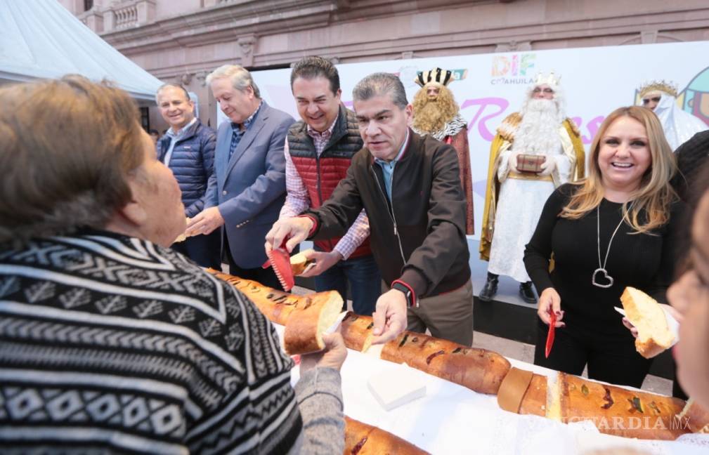 $!Comparten saltillenses Rosca de Reyes en Plaza de Armas