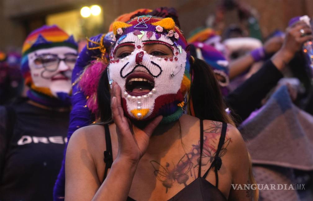 $!Una mujer grita consignas durante una marcha para conmemorar el Día Internacional de la Mujer, en La Paz, Bolivia.