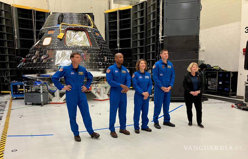 $!Tripulación de la misión Artemis II junto la vice administradora de la NASA, Pam Melroy, delante de la cápsula Orión, el 9 de agosto de 2023.