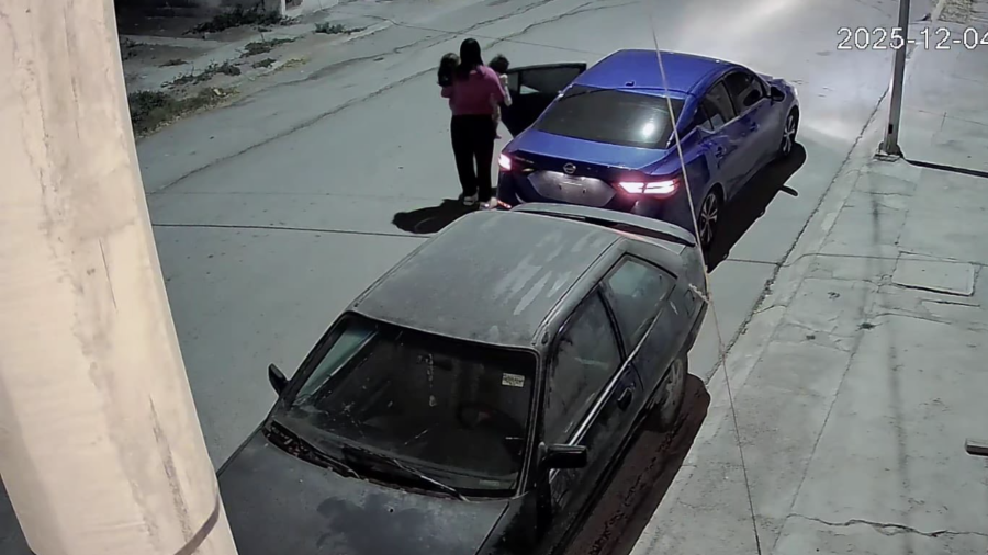 La maestra Rosa Ofelia Garza de la Peña difundió en redes sociales su denuncia sobre un presunto operativo irregular en el que dos menores fueron retiradas de un domicilio en Ramos Arizpe.