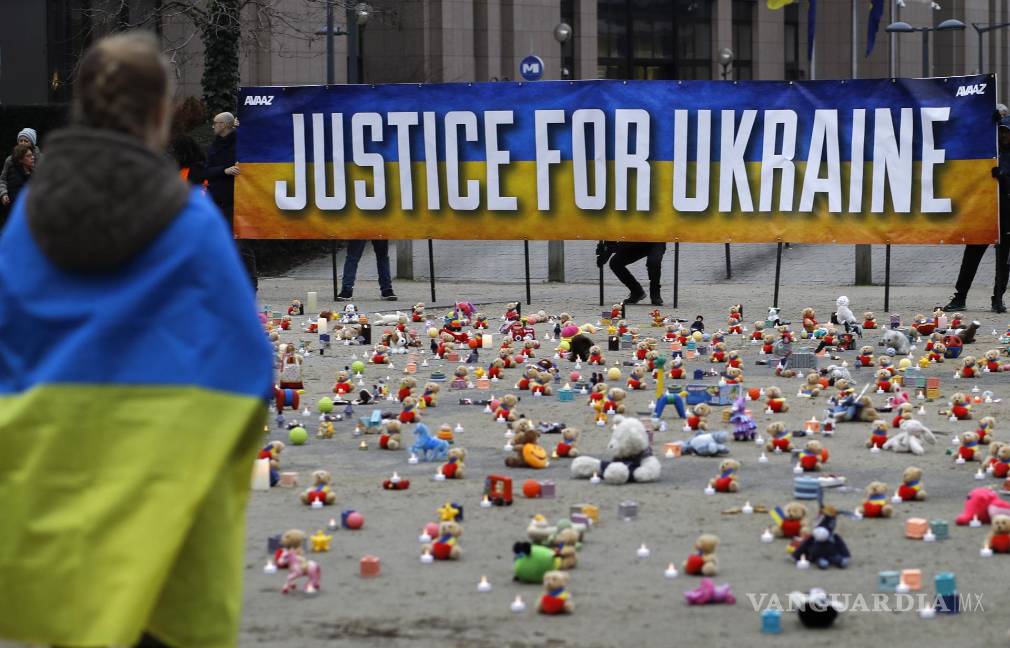 $!Miembros de la ONG Avaaz y refugiados ucranianos colocan osos de peluche y juguetes para niños en la rotonda Schuman en Bruselas, Bélgica