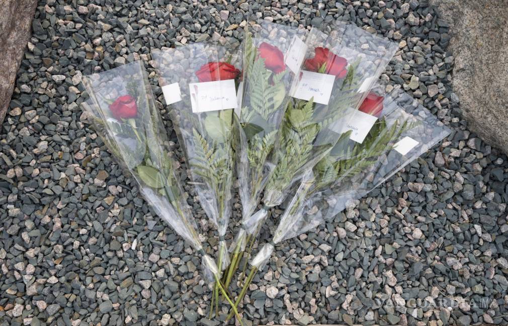 $!Cinco rosas con los nombres de los pasajeros del Titán colocadas cerca del paseo marítimo en St. John’s, Newfoundland.