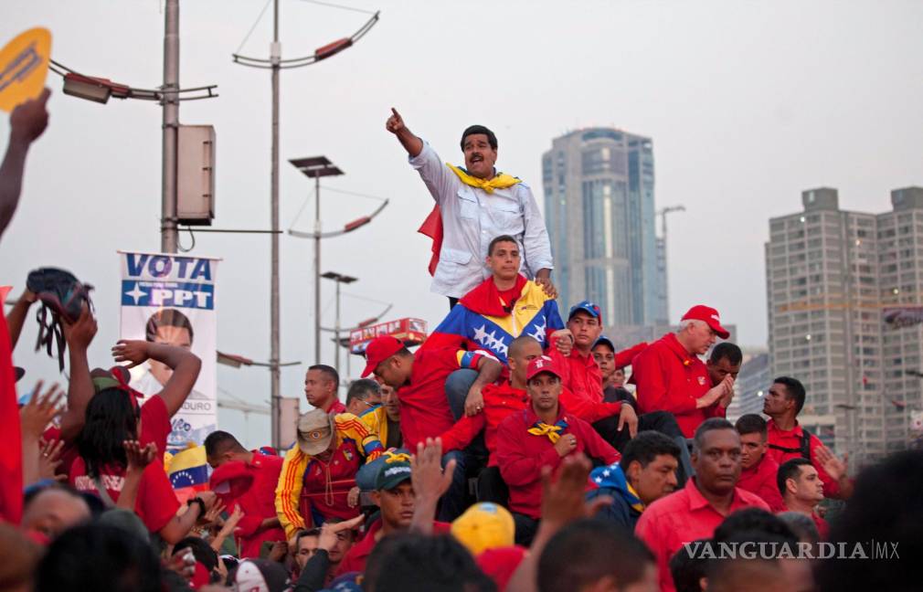 $!El aspirante a presidente de Venezuela Nicolás Maduro saluda a sus simpatizantes a su llegada a la avenida Bolívar en Caracas, Venezuela, el 11 de abril de 2013.