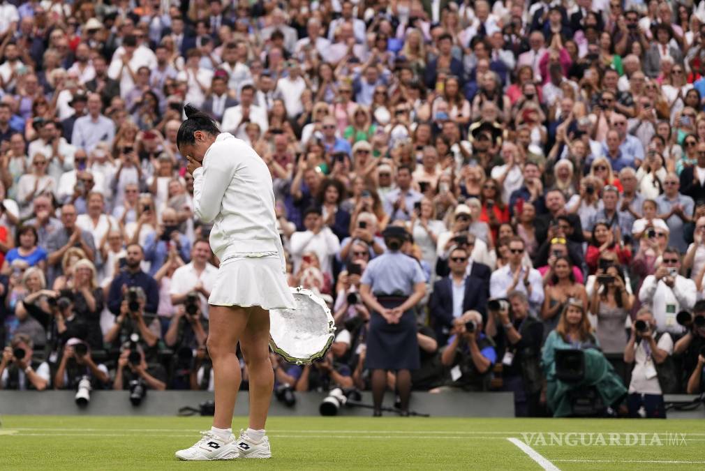 $!Entre lágrimas, Ons Jabeur se despidió de Wimbledon, luego de caer ante la ahora campeona.