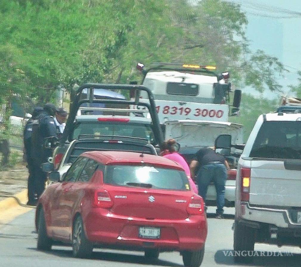 $!Momento en que policías de Santa Catarina abusan de su poder para detener a un colaborador de la campaña del candidato panista a la alcaldía.