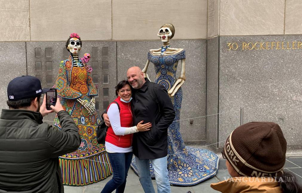 $!Una pareja posa frente a dos catrinas del Día de los Muertos instalada hoy en una de las plazas del Rockefeller Center en Nueva York. EFE/Helen Cook