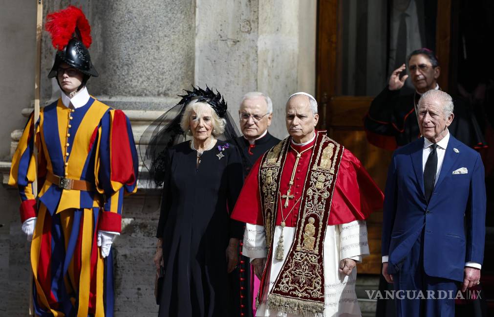 $!El Papa León XIV acompaña al rey Carlos III de Gran Bretaña y a la reina Camila durante su visita al Vaticano.