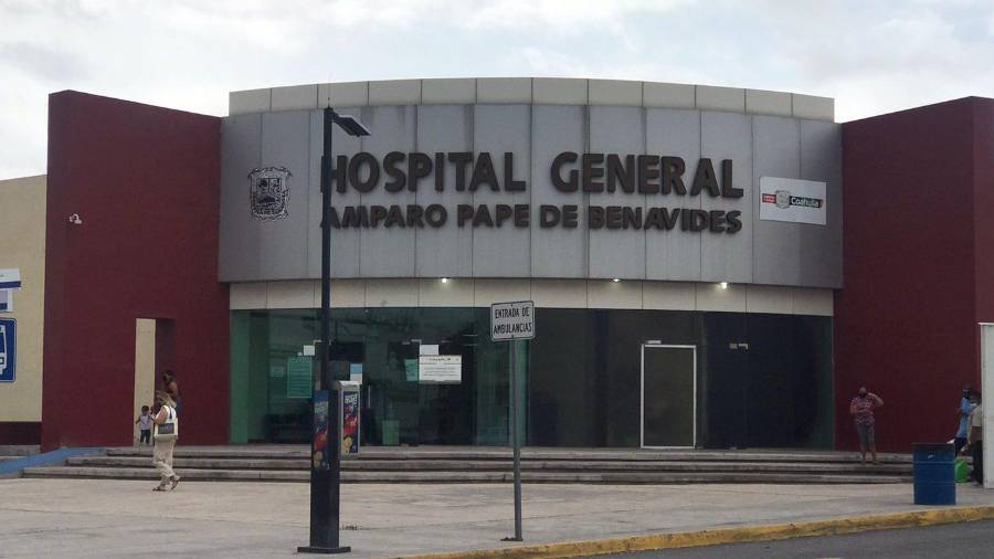 Paramédicos encontraron a la víctima inconsciente y con severas lesiones en la cabeza, por lo que fue trasladada de urgencia al Hospital General Amparo Pape de Benavides, donde recibe atención especializada.