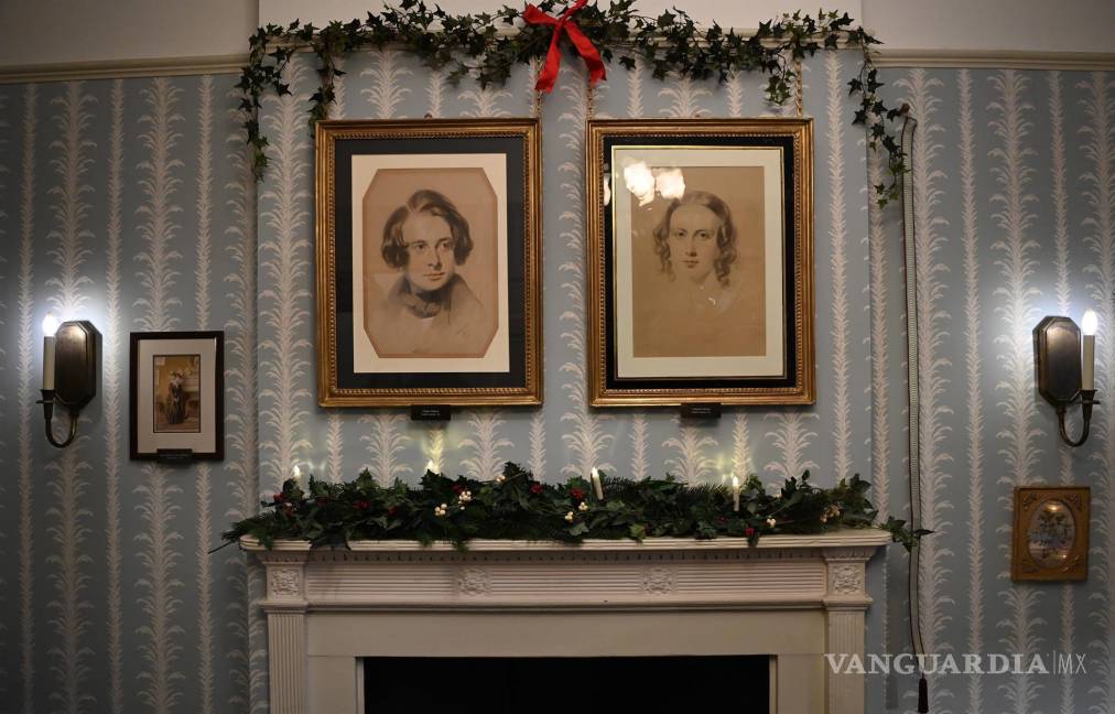 $!Los retratos del escritor británico Charles Dickens y su esposa Catherine están en exhibición durante un photocall en el Museo Charles Dickens en Londres, Gran Bretaña. EFE/EPA/Facundo Arrizabalaga