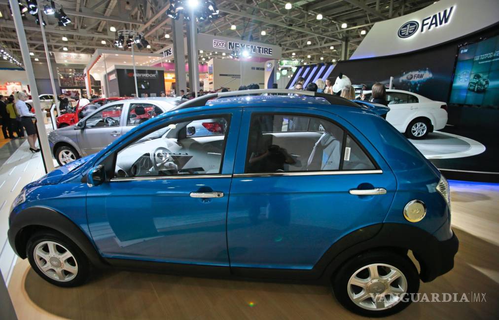 $!Un auto chino FAW V2 en el Salón Internacional del Automóvil de Moscú.