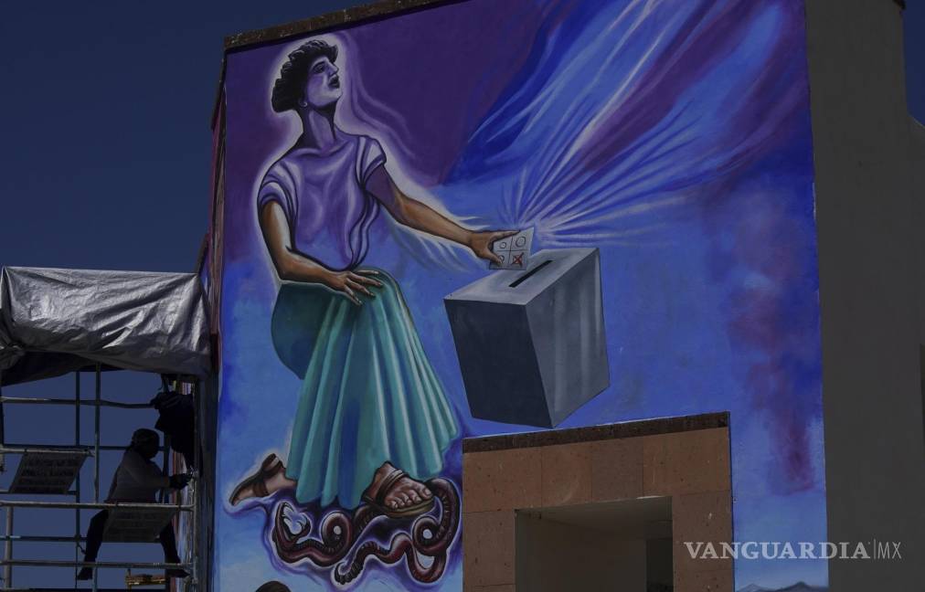 $!La muralista mexicana Janet Calderón pinta un mural en San Salvador, estado de Hidalgo (México).