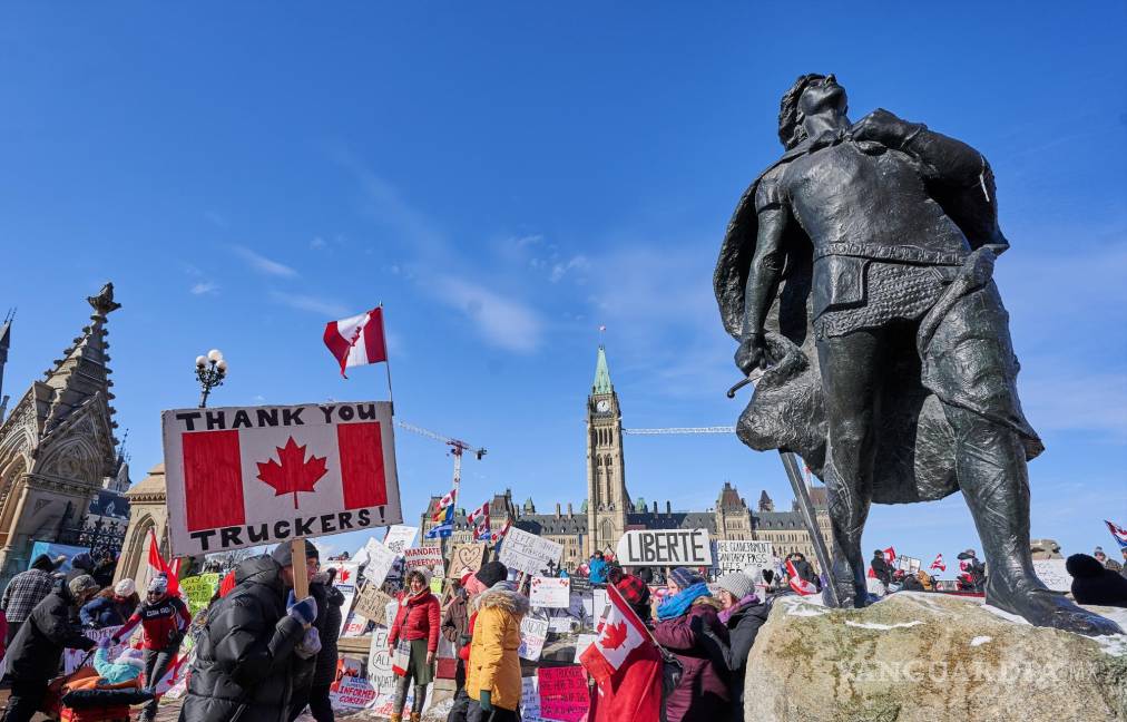 $!Personas protestan cerca de Parliament Hill en Ottawa, Canadá. EFE/EPA/Valerie Blum
