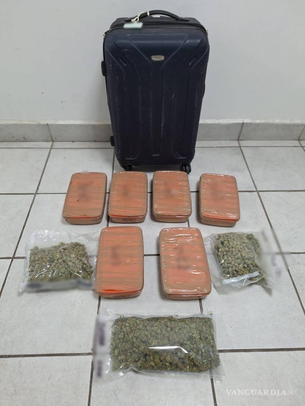 $!Los nueve paquetes encontrados en la maleta eran cuidadosamente envueltos y contenían tanto cristal sintético como mariguana.