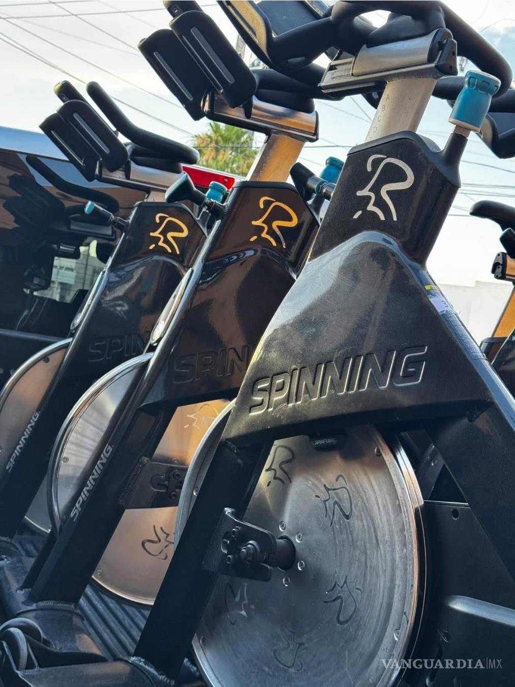 $!Decenas de personas coinciden en los gimnasios durante las horas pico.