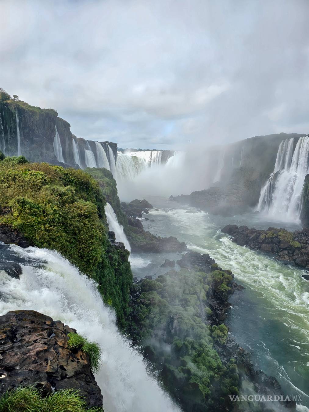 $!Cataratas de Iguazú, en la frontera entre Argentina y Brasil.