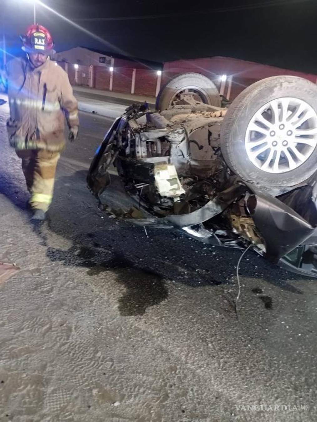 $!El vehículo quedó severamente dañado tras el choque y posterior volcadura.