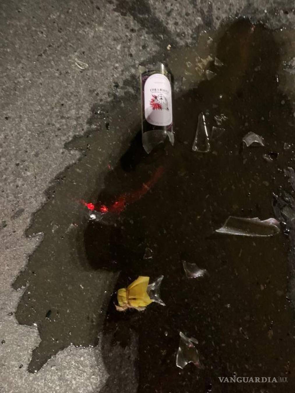 $!Una botella de alcohol quedó como evidencia en la zona del accidente, donde se investiga si el consumo influyó en la pérdida de control del vehículo.