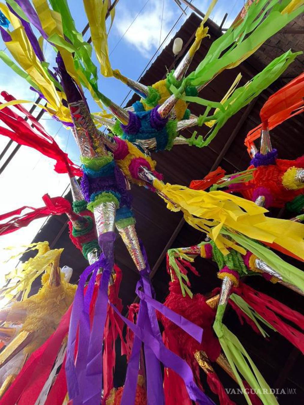 $!El proceso artesanal de fabricación incluye cartón, globo y papel periódico.