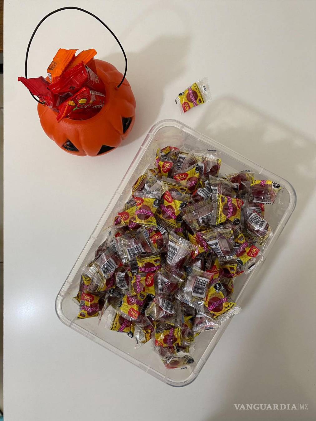 $!Escondió un billete en una bolsa de “Picafresas”, creando emoción y diversión en la búsqueda de Halloween.