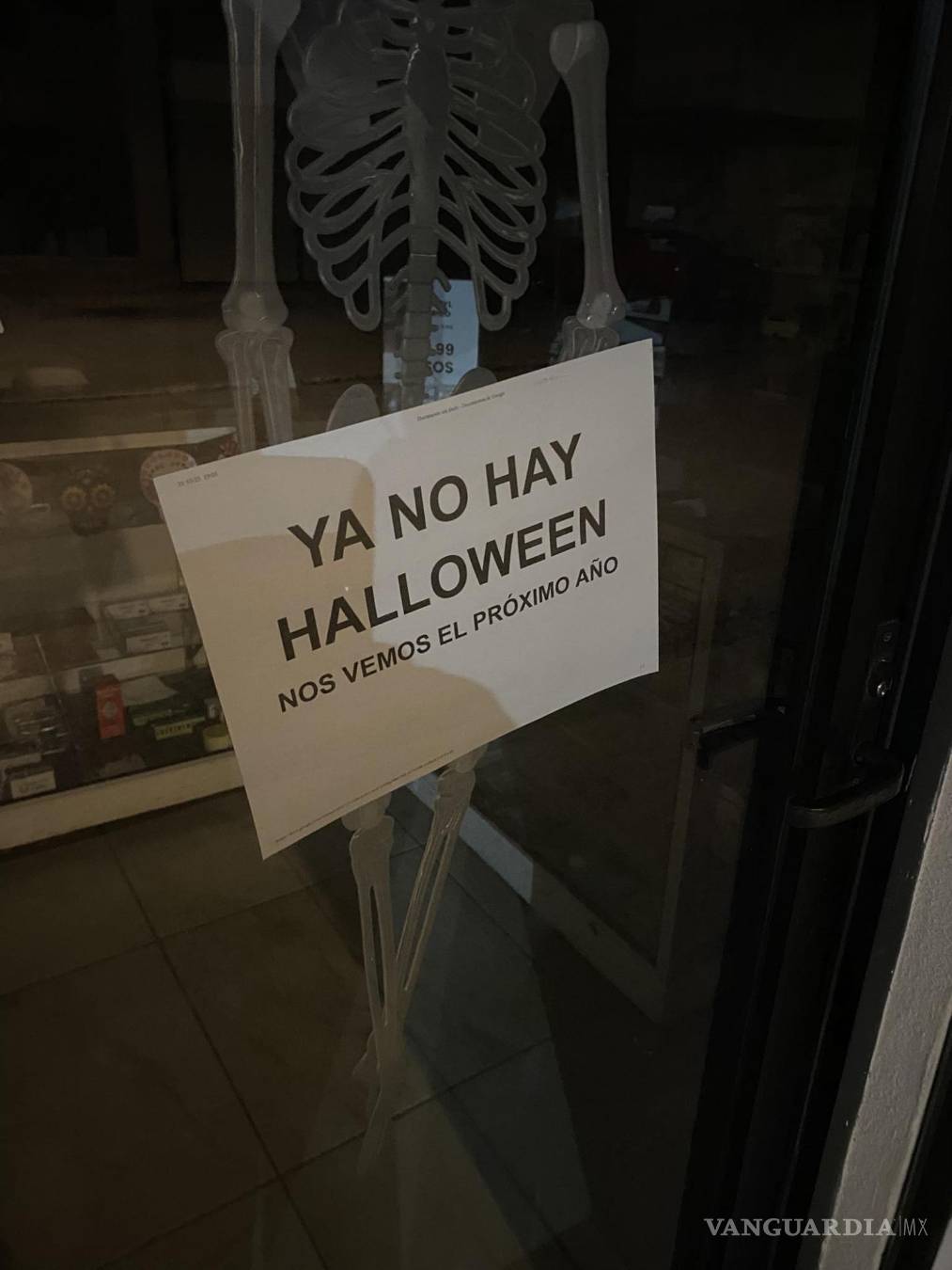 $!El joven confesó entre risas que, para terminar rápido, permitió que los pequeños y grandes que acudían por su calaverita tomaran a puños el producto.