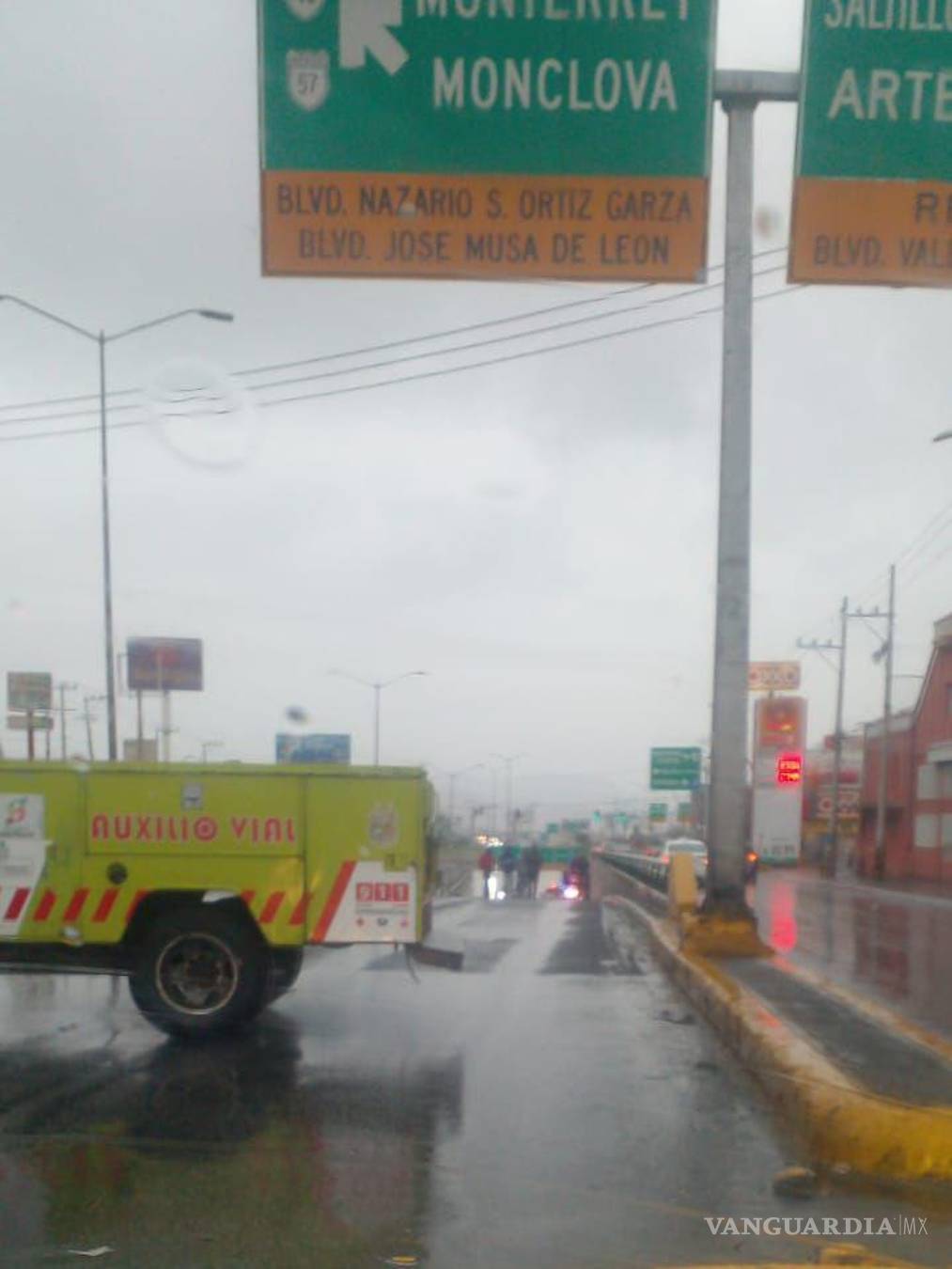 $!Un accidente múltiple obligó al cierre parcial del periférico Luis Echeverría Álvarez, donde autoridades activaron operativos preventivos por el pavimento mojado.