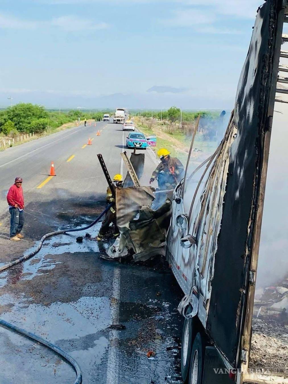 $!Las llamas envolvieron la unidad pesada hasta dejarla completamente destruida.