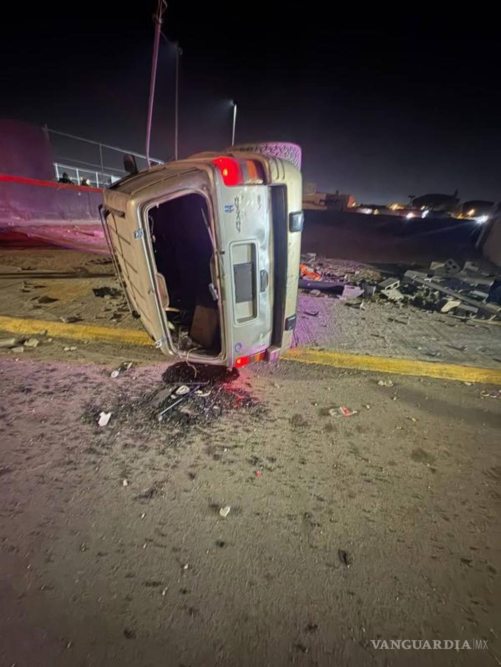 $!La Grand Cherokee terminó volcada sobre su costado izquierdo tras impactar una barda.