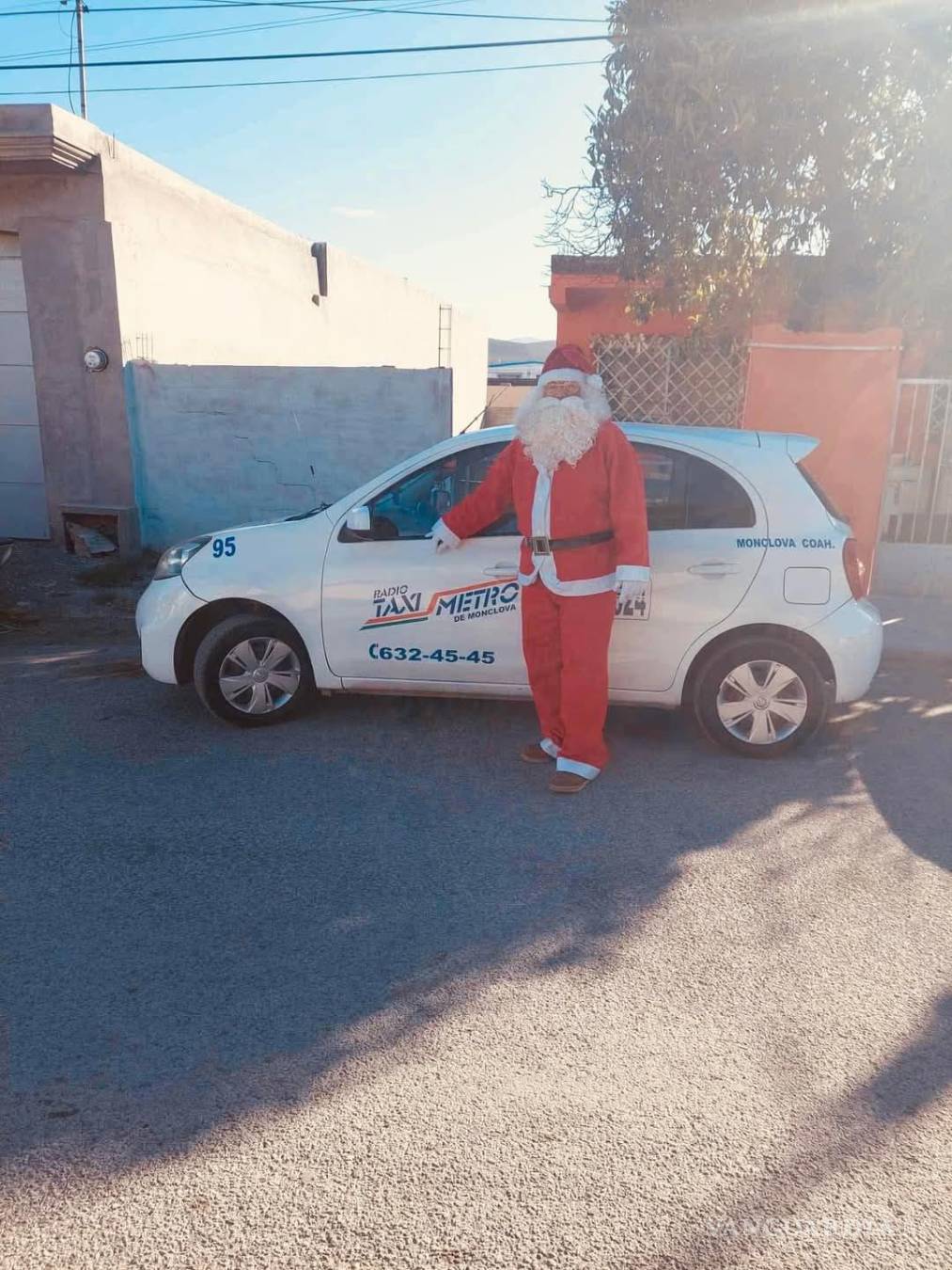 $!A bordo de su taxi, Vinicio García se viste de Santa Claus para regalar sonrisas a los niños de Monclova en esta temporada navideña.