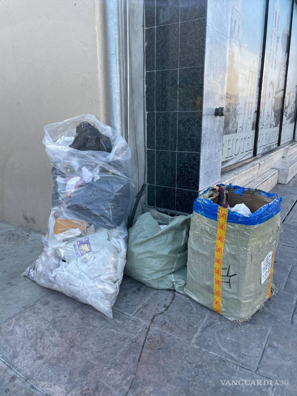 $!El Municipio de Saltillo solicitó “guardar” la basura hasta que el camión recolector pase...