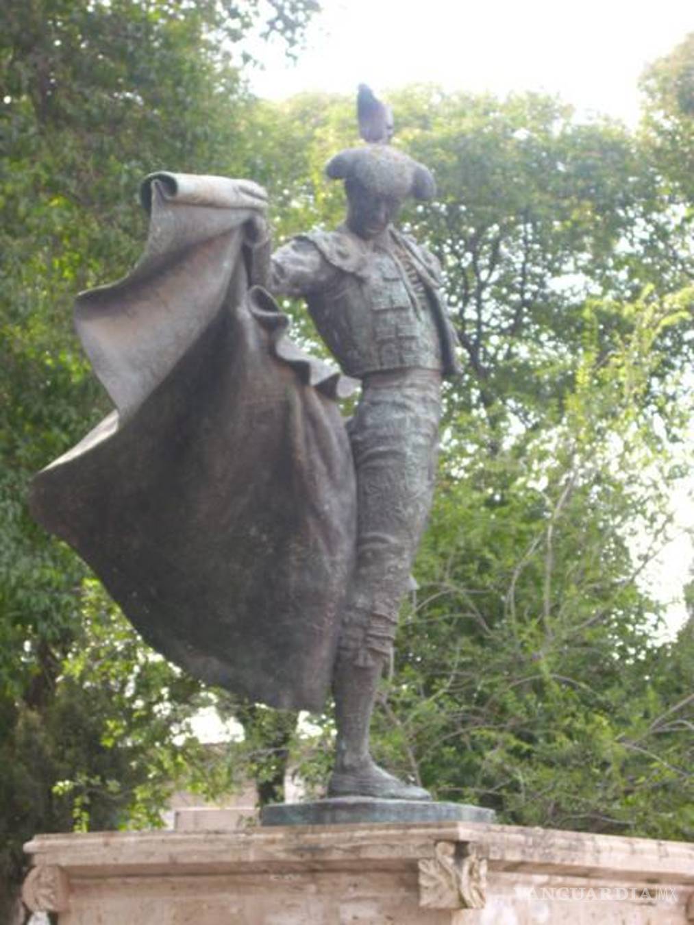 $!Estatua de Armillita en la Plaza San Francisco, sobre la montera una paloma, símbolo de la paz.