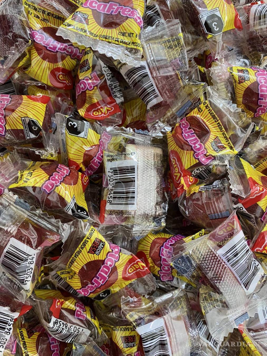 $!Antonio, un empleado de una farmacia, escondió billetes en las bolsas de golosinas para que los niños tuvieran la oportunidad de encontrar un premio inesperado.