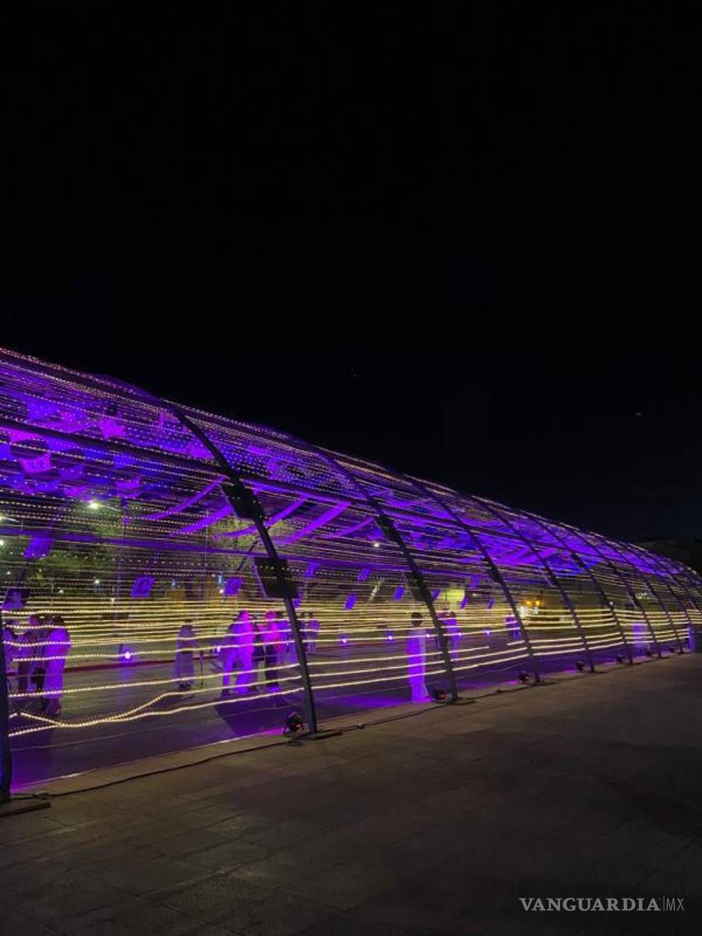 $!El túnel de bienvenida del Puente Internacional, se encontraba una intervención artística con tejidos y fotografías que honraba a mujeres que marcaron la historia.