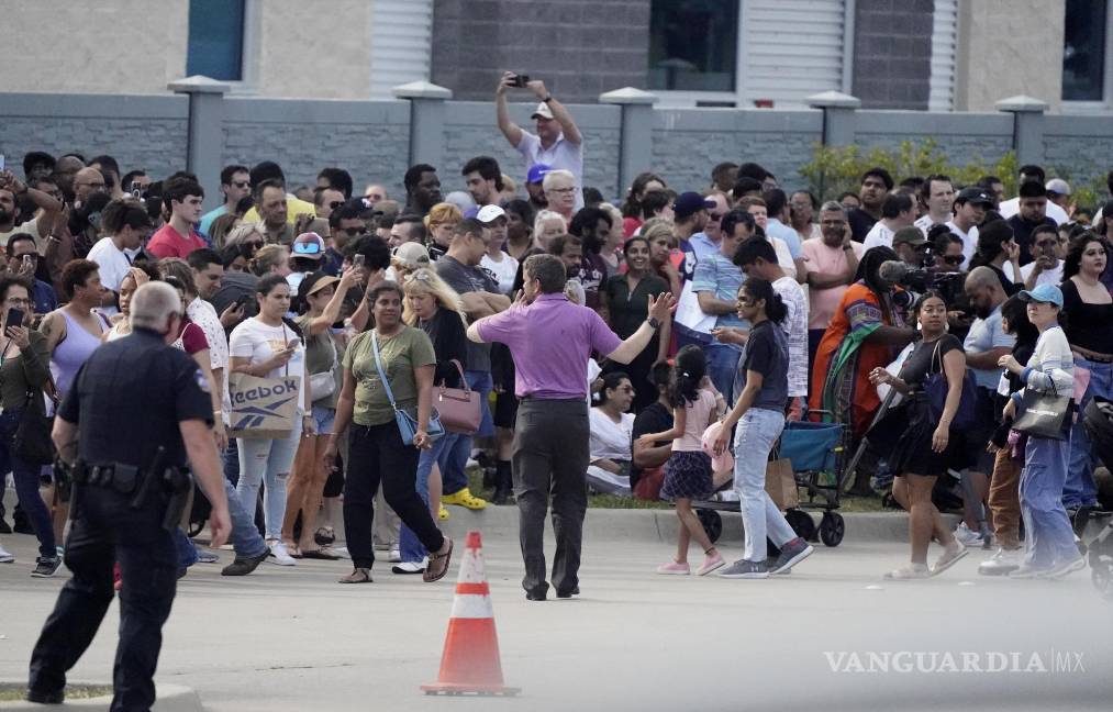 $!Personas se reúnen del otro lado de la calle del centro comercial tras el tiroteo en Allen, Texas.