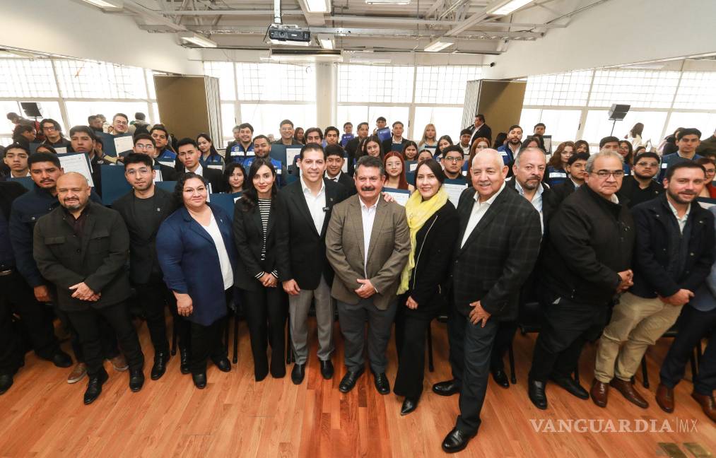 $!Pie de foto: Autoridades universitarias, empresariales y educativas encabezaron la entrega de certificados de competencia laboral en la Unidad Sureste de la UAdeC.